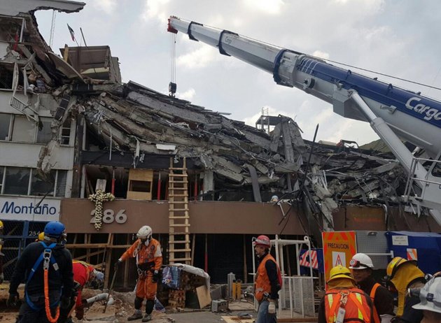 La remoción de escombros ya se inicio en algunos sitios de México.
